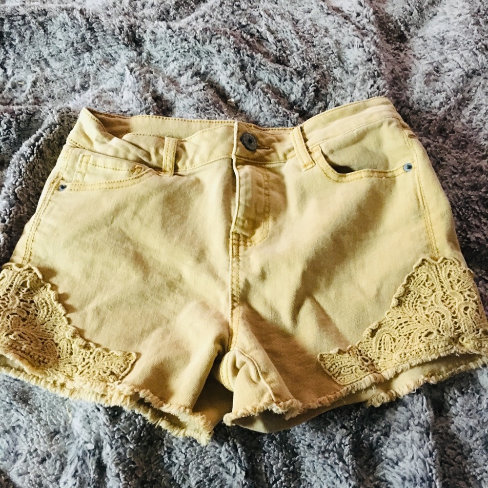 Yellow shorts💛